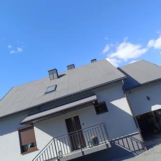 Nowe pokrycie dachu z blachy na domu