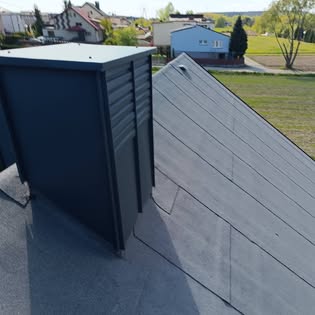 Dach z blachy z obróbką komina