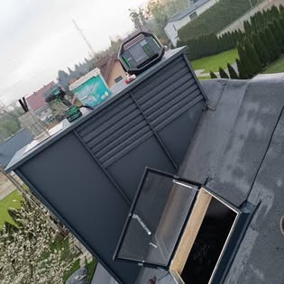 Nowoczesna zabudowa komina na dachu